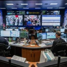 En el centro de control, la NASA coordina Artemis II mientras sus astronautas reciben salarios estándar de empleados federales.