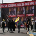 En agosto de 2025 aparecieron vallas gigantes con las fotos de los jueces de la Corte Constitucional en calles de Quito cercanas a la sede de la Corte.