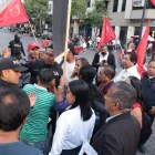 Los dirigentes hablan con miembros de la Policía Nacional antes de iniciar el plantón y marcha en contra del IVA a alimentos procesados.