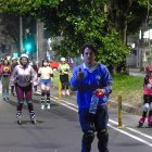 Patinadores avanzan por la avenida Amazonas durante el Paseo Express, una experiencia nocturna segura y llena de energía en Quito.