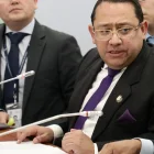 El contralor Mauricio Torres se queja de que le critican porque sus familiares tienen importantes cargos públicos y amenaza con denuncias.