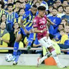 Jáminton Campaz (i) de Rosario disputa un balón con Daykol Romero de Independiente del Valle .