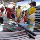 Los padres de familia buscan los mejores precios para ahorrar.