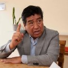 Desde los últimos meses del 2025, Jorge Yunda empezó a aparecer con bata de médico en barrios, se lo observa contando anécdotas y haciendo reír a los asistentes.