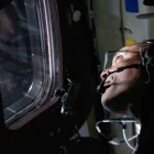 La tripulación observa desde la cápsula espacial mientras se aproxima el esperado retorno a la Tierra.