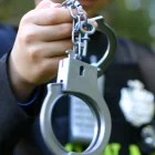 Referencial. Agentes de la Policía Nacional exhiben las esposas utilizadas durante la detención del sospechoso.