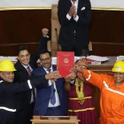 El presidente de la Asamblea Nacional de Venezuela, Jorge Rodríguez (arriba-c), y los vicepresidentes Pedro Infante y Grecia Colmenares, reaccionan luego de ser aprobada la nueva ley de minas..