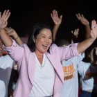 La candidata a la Presidencia de Perú por el partido Fuerza Popular, Keiko Fujimori (c), reacciona durante el cierre de su campaña, en Lima (Perú).