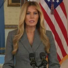 Melania Trump ofrece una declaración desde la Casa Blanca en Washington.
