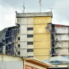 El edificio no ha sido demolido, se mantiene intacto.