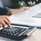 Referencial.Trabajadores realizan cálculos sobre el pago de utilidades en Ecuador.