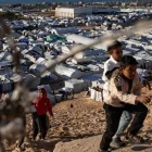 Niños palestinos desplazados juegan junto a sus tiendas de campaña dentro de un campamento de refugio temporal instalado en el sur de la Franja de Gaza.