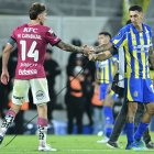 Angel Di María (d) de Rosario saluda a Mateo Carabajal de Independiente del Valle.