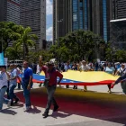 Personas participan en una manifestación de organizaciones sindicales, estudiantiles y gremiales para exigir aumentos salariales, en Caracas (Venezuela).