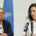 Grupo de trabajo sobre la utilización de mercenarios, Michelle Small (i), y la integrante del grupo Joana de Deus Pereira, durante una rueda de prensa en Bogotá (Colombia).