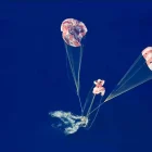 Captura de imagen de una transmisión de la NASA de la capsula Orión, con los tripulantes de Artemis II, luego de amerizar en el Pacífico.