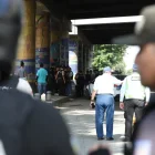 Policías y agentes de tránsito inspeccionan la escena del ataque armado en la vía a la costa, en Guayaquil, donde dos uniformados fueron asesinados tras una persecución desde Santa Elena.