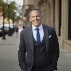 La inteligencia artificial mejora sus looks sin romper la sobriedad institucional.