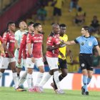Jugadores de Barcelona SC y Leones FC analizan una decisión arbitral durante el partido de la fecha 8 de la LigaPro en el estadio Monumental.
