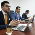 El fiscal general Carlos Alarcón fue evacuado la noche del 10 de abril tras registrarse detonaciones en el sector La Mariscal, en Quito.