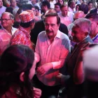 El exalcalde de Guayaquil, Jaime Nebot, se retira del Centro de Convenciones tras su conferencia, en medio de muestras de respaldo de sus simpatizantes.