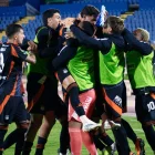 Jugadores de Emelec festejan en el estadio Atahualpa el gol ante Católica.