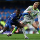 Moisés Caicedo (i) en la marca a Erling Haaland, en el duelo de Chelsea ante Manchester City.
