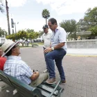 Diálogo. Juan Fernando Serrano, presidente de la Junta Cívica del Ilaló, conversa con los vecinos de Tumbaco sobre el proyecto de cantonización.