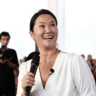 La candidata presidencial Keiko Fujimori participa en un evento de campaña durante la jornada electoral en Perú.