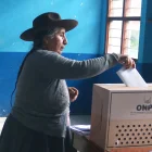 Una mujer deposita su voto este domingo en la localidad de Huayllabamba, en el Cusco (Perú).