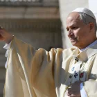 El Papa León XIV durante una ceremonia religiosa en exteriores, con símbolos litúrgicos tradicionales.