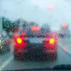 Referencial. Vehículos avanzan con luces encendidas bajo la llovizna en el norte de Guayaquil.