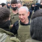 Referencial. El primer ministro israelí, Benjamín Netanyahu, conversa con tropas durante las operaciones contra Hezbollah.