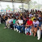 Ciudadanos acuden a un evento del Gobierno que promete beneficios ciudadanos.