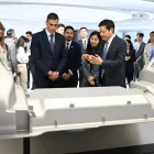 El presidente del Gobierno español, Pedro Sánchez (c), y su esposa, Begoña Gómez (i), durante su visita este lunes en Pekín a la sede de la tecnológica Xiaomi.