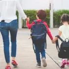 Referencial. Niños caminan hacia clases en la Costa, mientras el Ministerio mantiene la presencialidad.