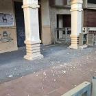 Restos de la estructura de la Casa Tola yacían en la acera del bulevar 9 de Octubre, desde la noche del 12 de abril de 2026.