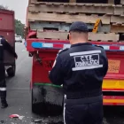 El motociclista se impactó contra la parte trasera del tráiler, cuyo conductor se había estacionado en el carril de emergencia.