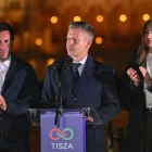El presidente del opositor Partido Tisza, Peter Magyar, se dirige a sus seguidores después de obtener una victoria aplastante en las elecciones generales en Budapest, Hungría, el 12 de abril de 2026.