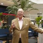 Emilio Oneto, administrador de Policentro, muestra la nueva plazoleta del centtro comercial.