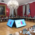 El mandatario José Antonio Kast (4-i), habla durante un consejo de gabinete este lunes, en el palacio de La Moneda, en Santiago (Chile).