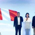La candidata presidencial Keiko Fujimori habla junto a Luis Galarreta (i), y Miki Torres (d) este lunes, en Lima (Perú).