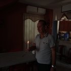 Los habitantes de la ciudadela Ietel, en el norte de Guayaquil, volvieron a utilizar velas ante la falta imprevista de energía eléctrica.