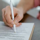 Firma de documento de contratación de servicio.