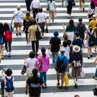 Referencial. Migrantes cruzan una avenida en España, en medio del proceso de regularización anunciado para medio millón de personas.