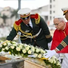 El papa León XIV coloca una corona de flores en el Monumento a los Mártires Maqam Echahid en El Madania, cerca de Argel, Argelia.
