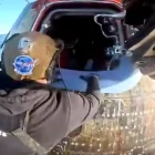 Personal de recuperación abre la escotilla de la cápsula Integrity tras el amerizaje de la misión Artemis II.