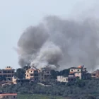 Una densa columna de humo se eleva tras un ataque aéreo israelí en la aldea de Bent Jbeil, en el sur del Líbano, el 14 de abril de 2026.