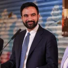 El alcalde de Nueva York, Zohran Mamdani (C), durante una conferencia de prensa en La Marqueta en Nueva York, Estados Unidos, 14 de abril de 2026.