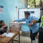 Un integrante del Serenazgo de Perú con movilidad reducida vota este lunes, en el distrito de San Juan de Miraflores en Lima (Perú).